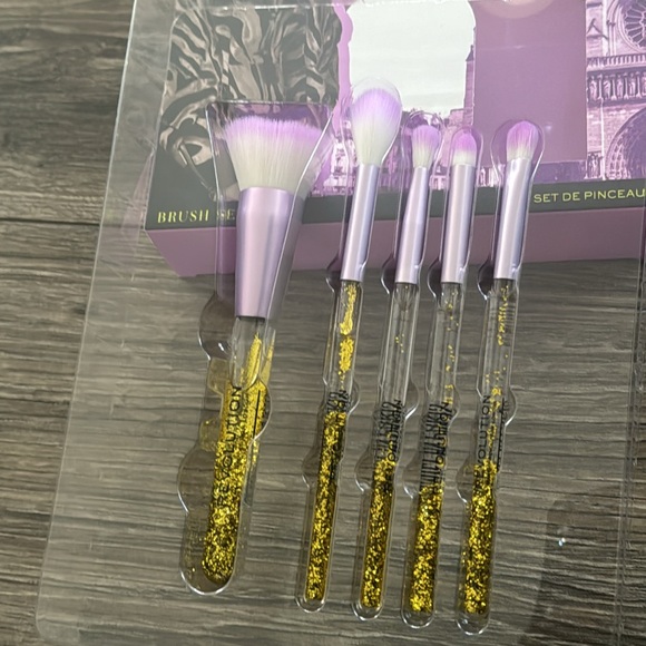 EMILY IN PARIS MAKEUP BRUSH SET - Picture 4 of 4